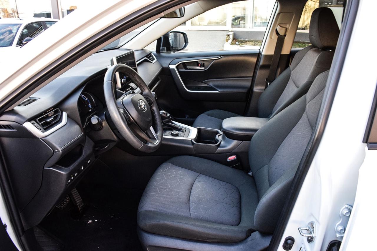 2023 Toyota RAV4 Hybrid XLE AWD / SUNROOF / CARPLAY / BSM Photo