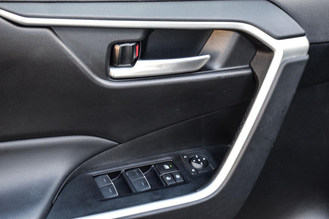 2023 Toyota RAV4 Hybrid XLE AWD / SUNROOF / CARPLAY / BSM Photo