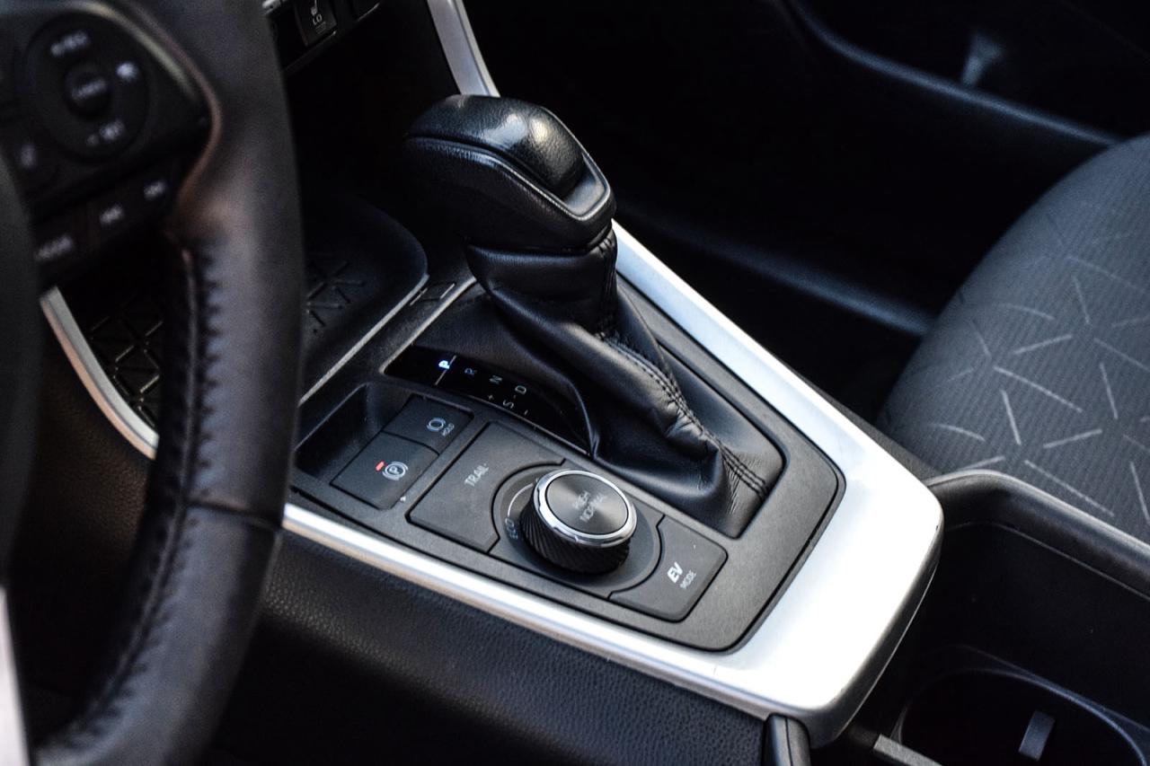 2023 Toyota RAV4 Hybrid XLE AWD / SUNROOF / CARPLAY / BSM Photo