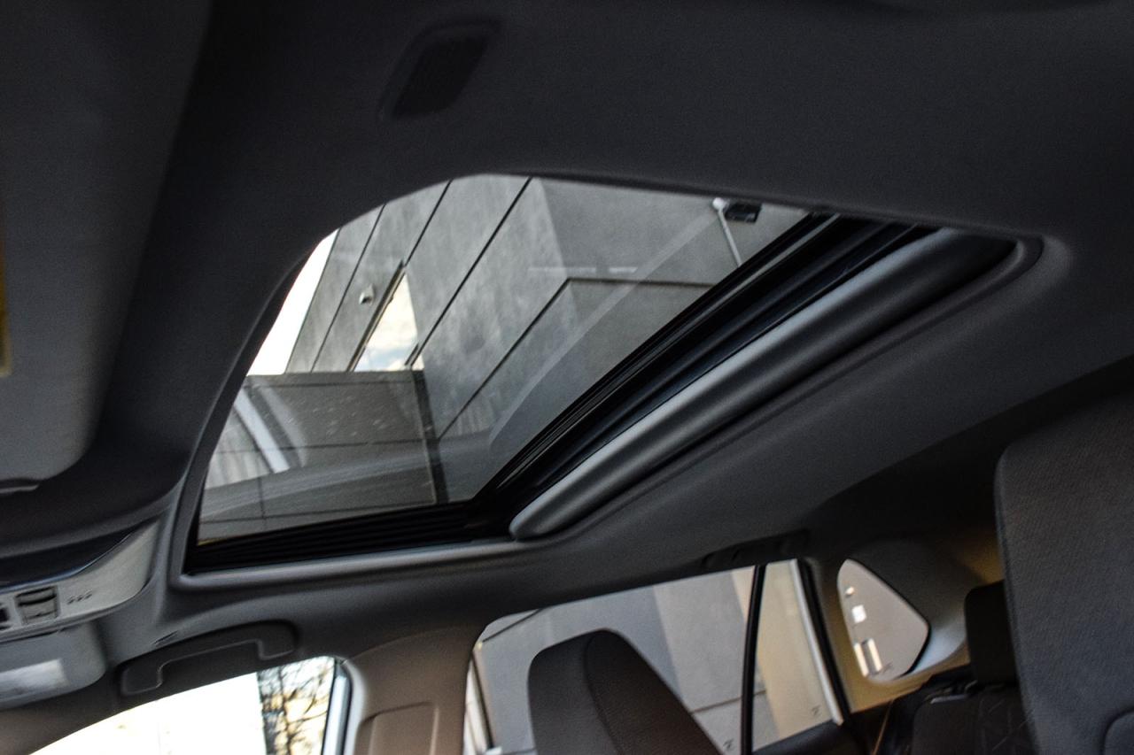 2023 Toyota RAV4 Hybrid XLE AWD / SUNROOF / CARPLAY / BSM Photo