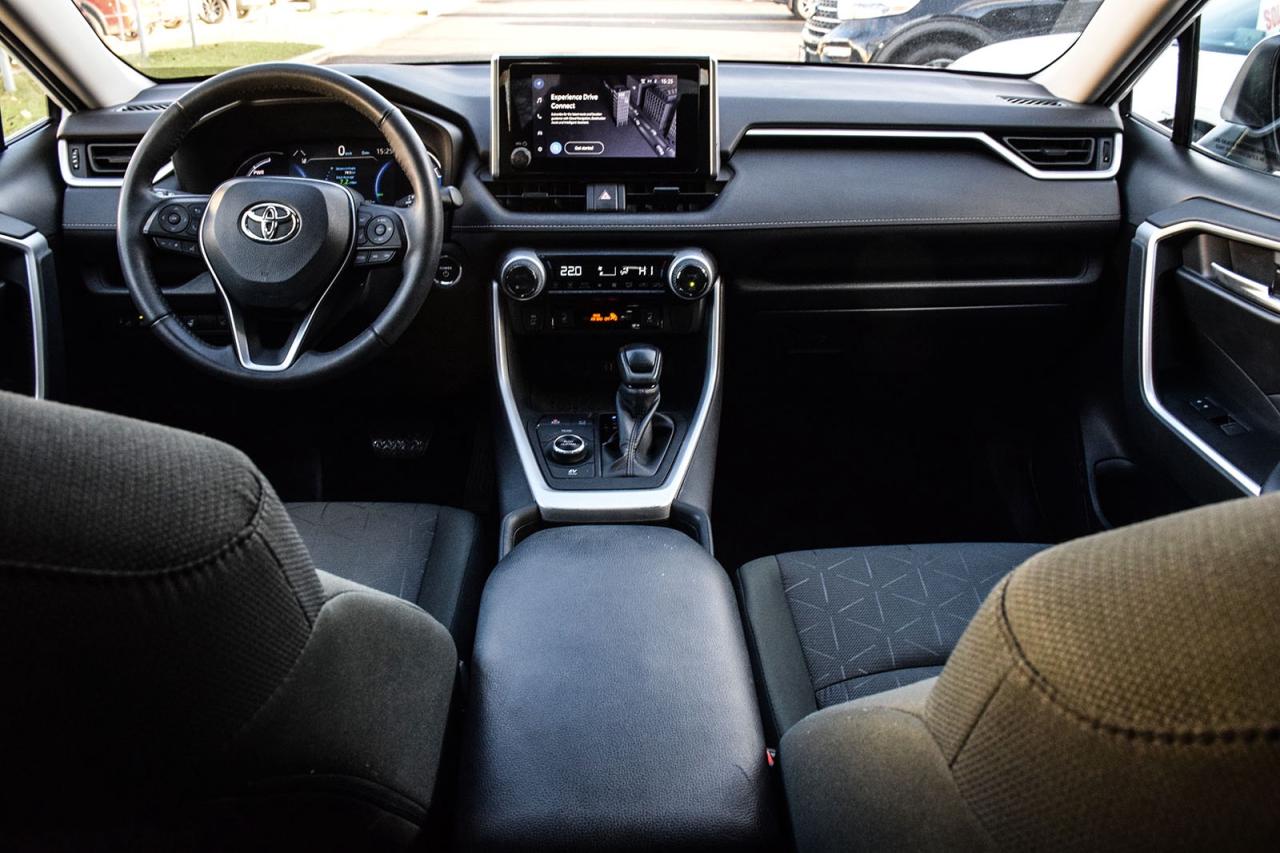 2023 Toyota RAV4 Hybrid XLE AWD / SUNROOF / CARPLAY / BSM Photo
