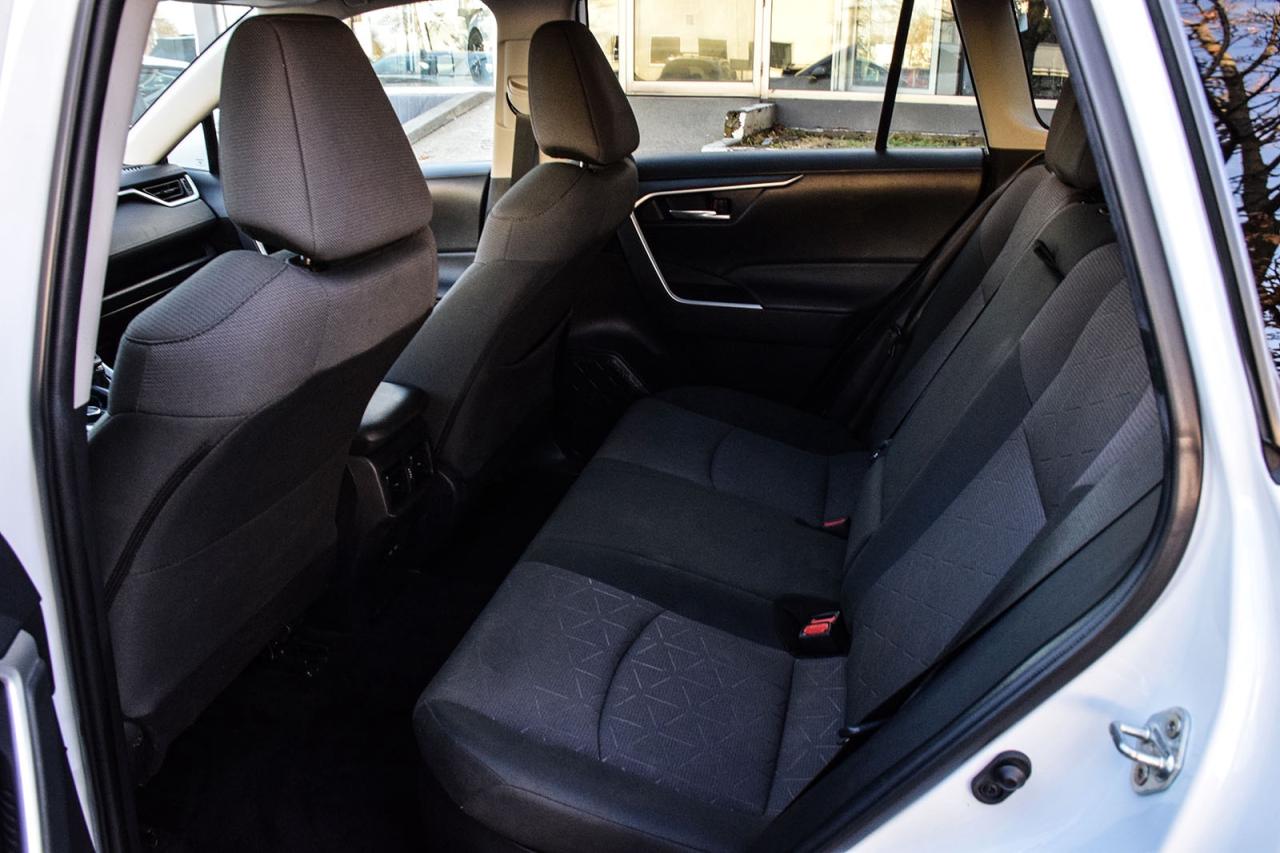 2023 Toyota RAV4 Hybrid XLE AWD / SUNROOF / CARPLAY / BSM Photo