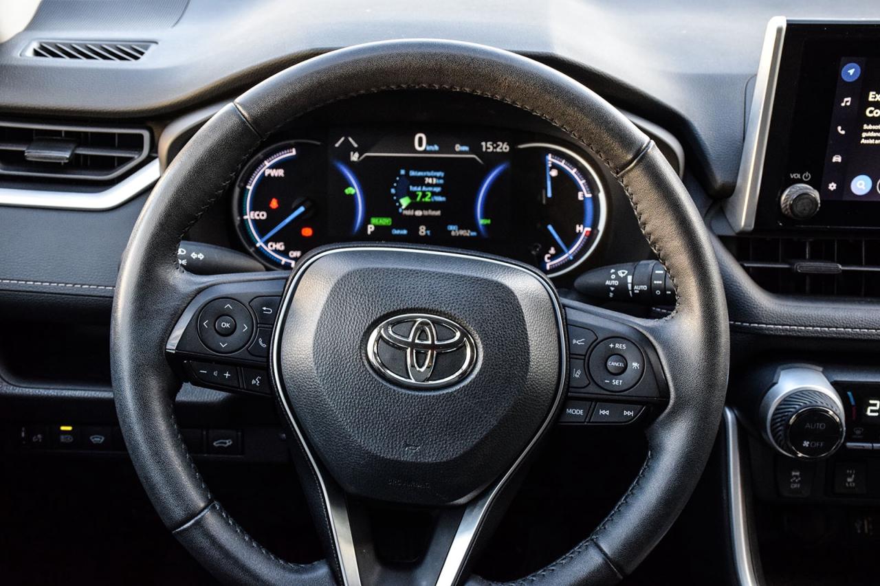 2023 Toyota RAV4 Hybrid XLE AWD / SUNROOF / CARPLAY / BSM Photo