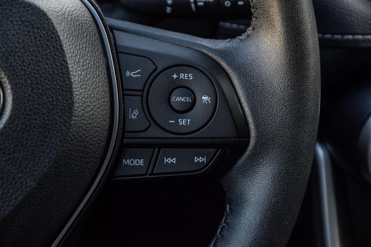 2023 Toyota RAV4 Hybrid XLE AWD / SUNROOF / CARPLAY / BSM Photo