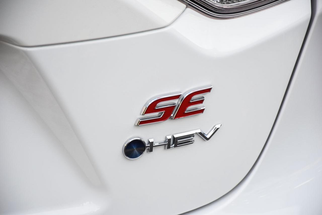 2026 Toyota Corolla Hybrid SE AWD Clean Carfax Sunroof Carplay BSM Photo