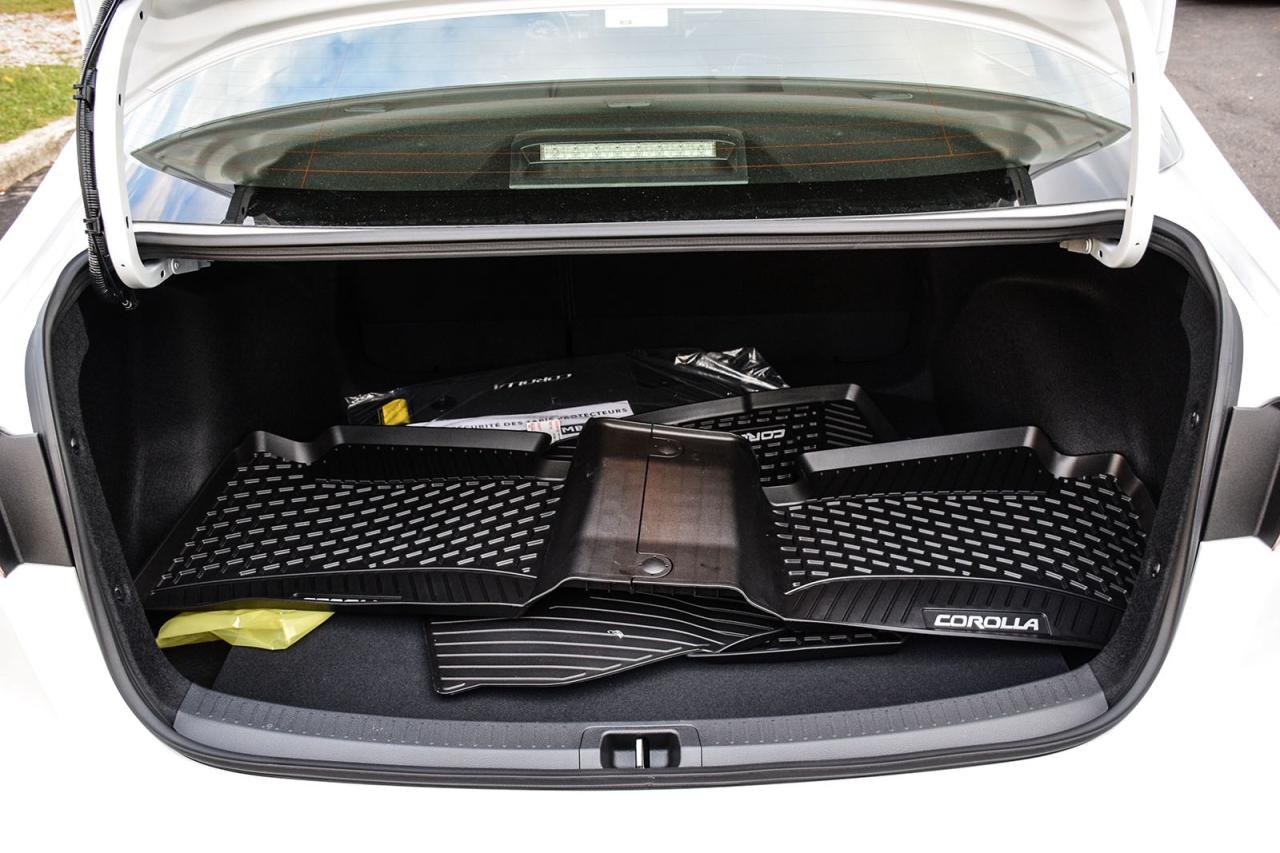 2026 Toyota Corolla Hybrid SE AWD Clean Carfax Sunroof Carplay BSM Photo