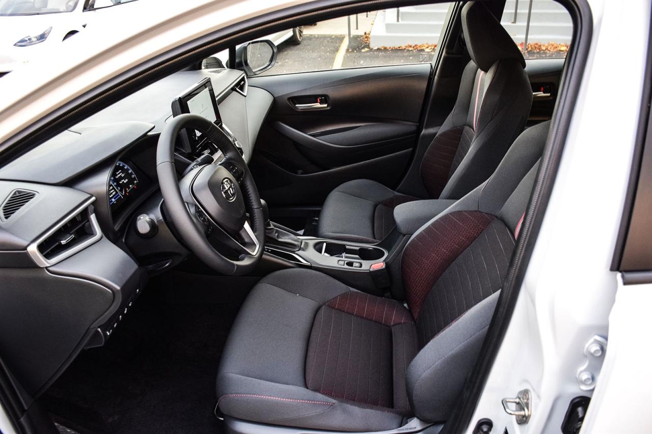 2026 Toyota Corolla Hybrid SE AWD Clean Carfax Sunroof Carplay BSM Photo