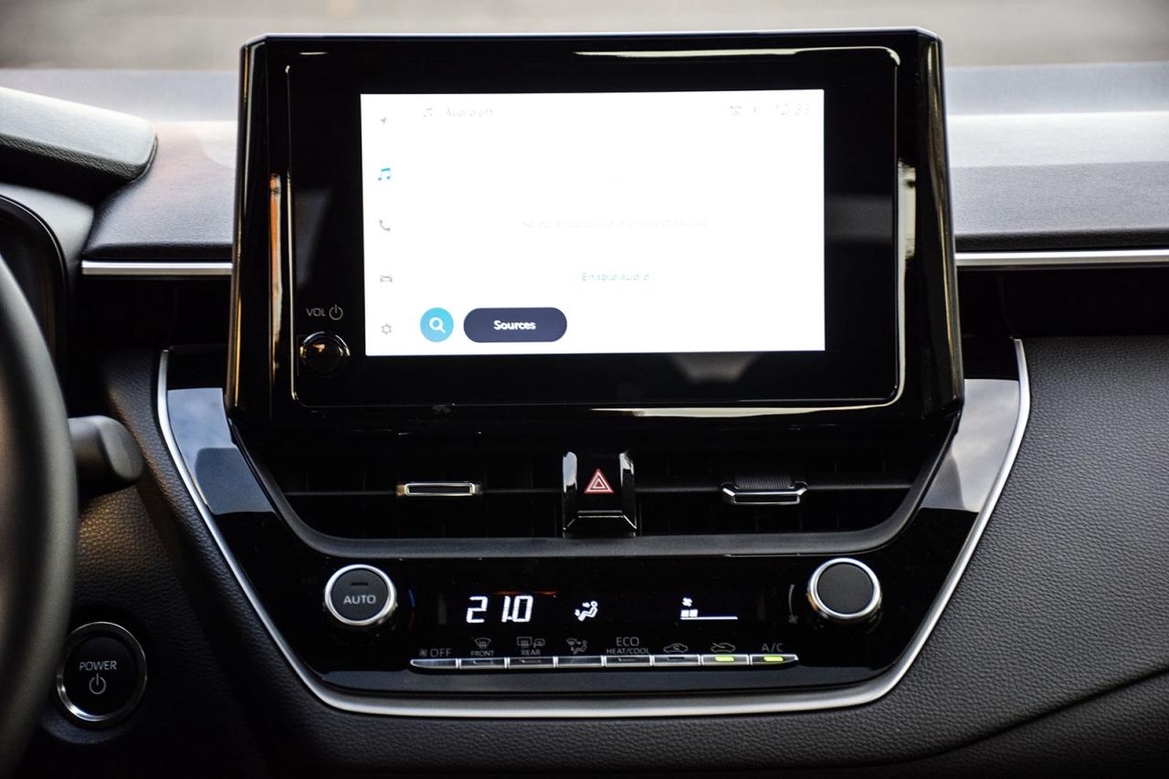 2026 Toyota Corolla Hybrid SE AWD Clean Carfax Sunroof Carplay BSM Photo