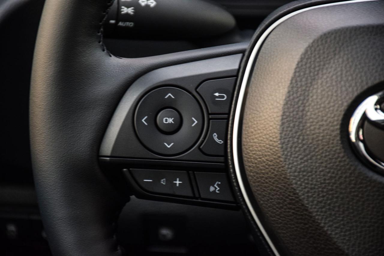 2026 Toyota Corolla Hybrid SE AWD / CLEAN CARFAX / SUNROOF / CARPLAY / BSM Photo