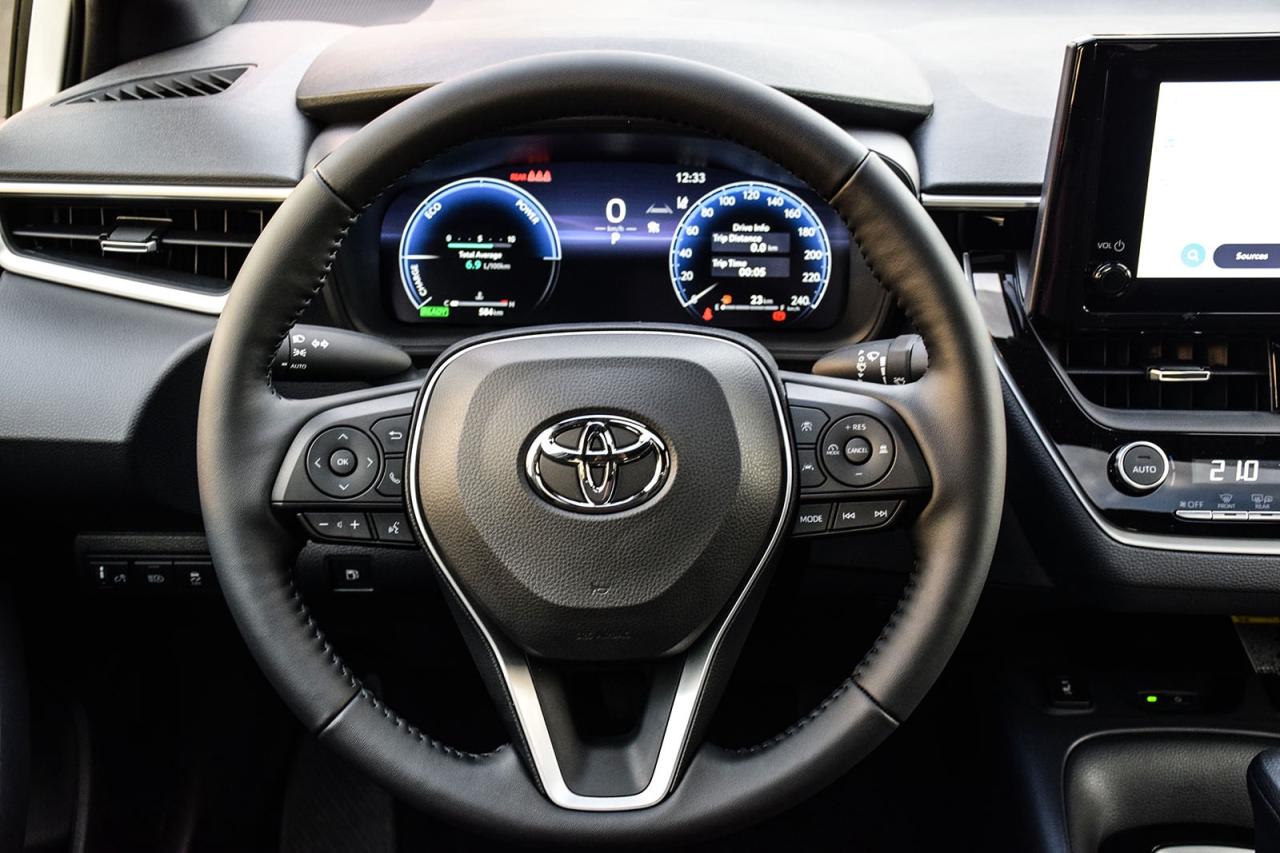 2026 Toyota Corolla Hybrid SE AWD / CLEAN CARFAX / SUNROOF / CARPLAY / BSM Photo