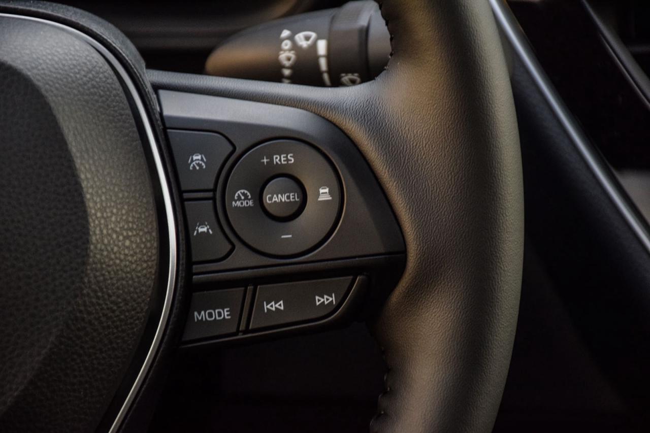 2026 Toyota Corolla Hybrid SE AWD / CLEAN CARFAX / SUNROOF / CARPLAY / BSM Photo