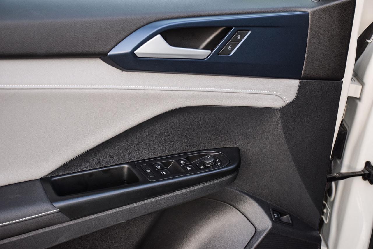 2024 Volkswagen Taos Comfortline NO ACCIDENT PANO ROOF DIGITAL DASH ADA Photo