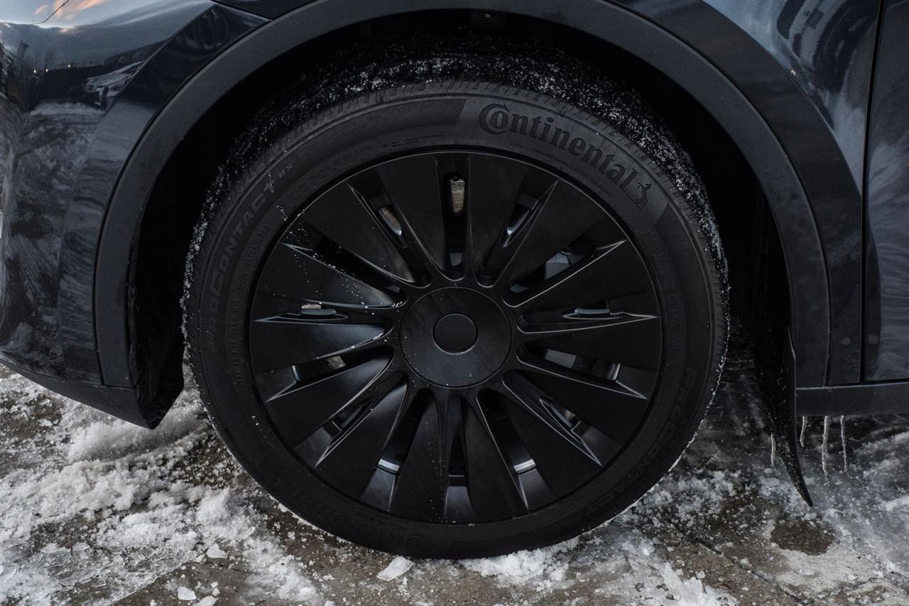 2024 Tesla Model Y STANDARD RANGE NO ACCIDENT AUTOPILOT Photo