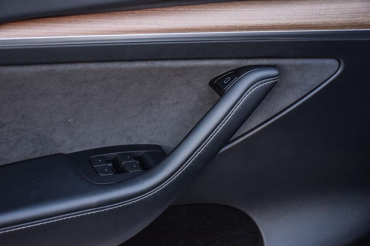 2024 Tesla Model Y STANDARD RANGE NO ACCIDENT AUTOPILOT Photo