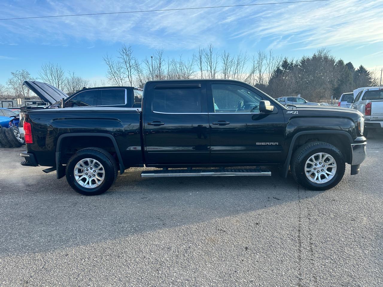 2017 GMC Sierra 1500 SLE CREW 4x4 5.3 V8 FM/XM Backup Cam A/C CarPlay Photo4