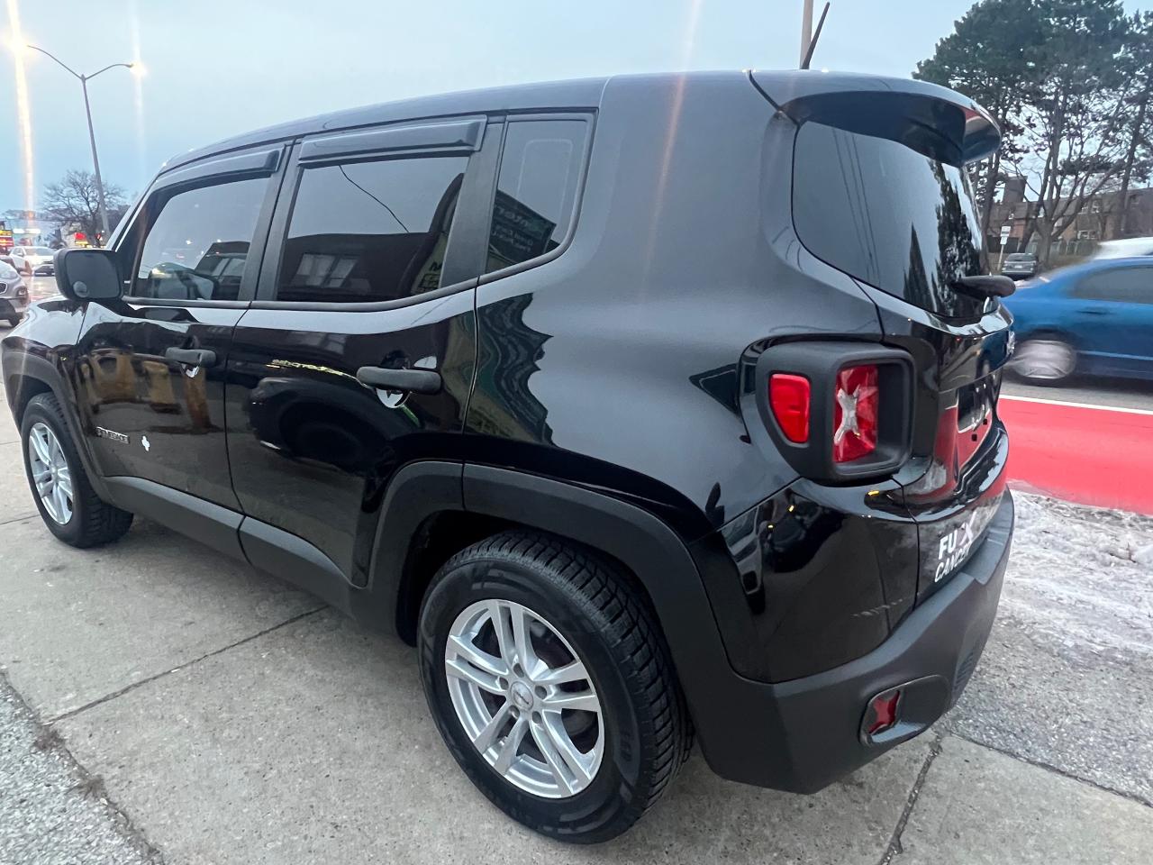 2015 Jeep Renegade Sport-EXTRA CLEAN-AUTOMATIC & MORE! Photo4