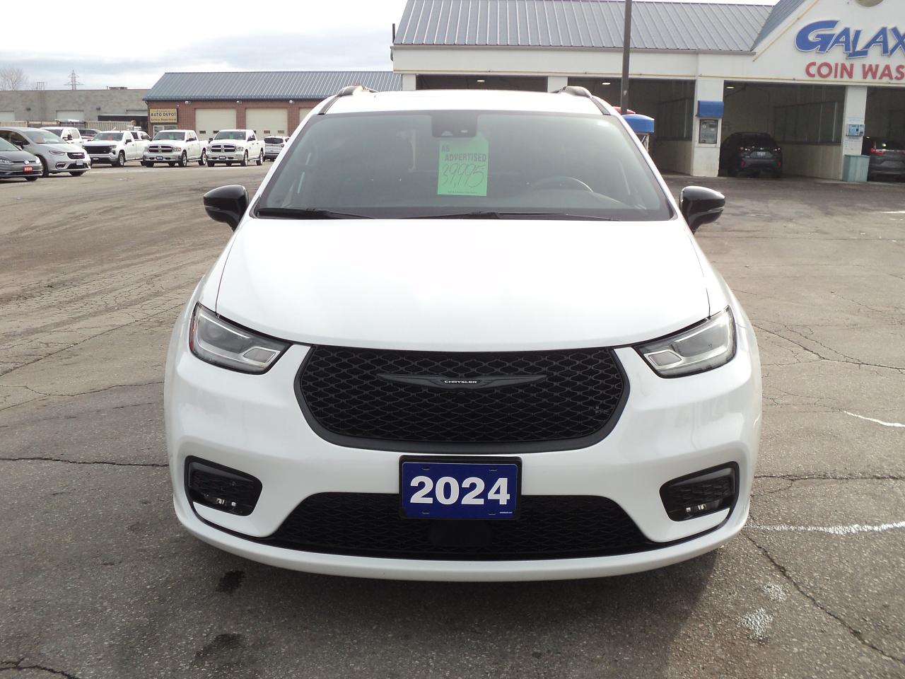 2024 Chrysler Pacifica TOURING-L FWD 3.6L6cyl PanoramicRoof HeatedSeats Photo