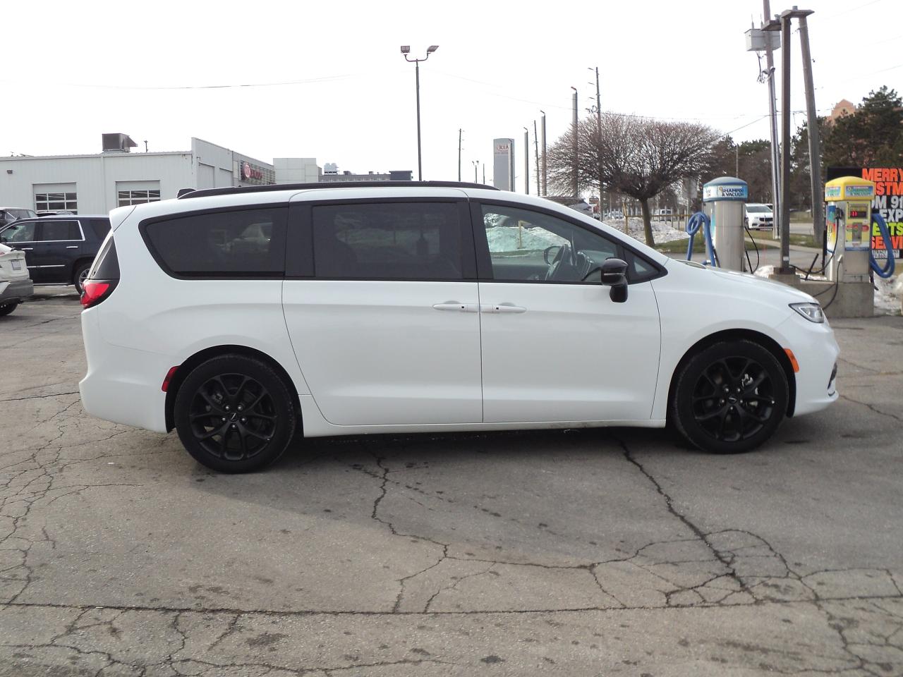 2024 Chrysler Pacifica TOURING-L FWD 3.6L6cyl PanoramicRoof HeatedSeats Photo3