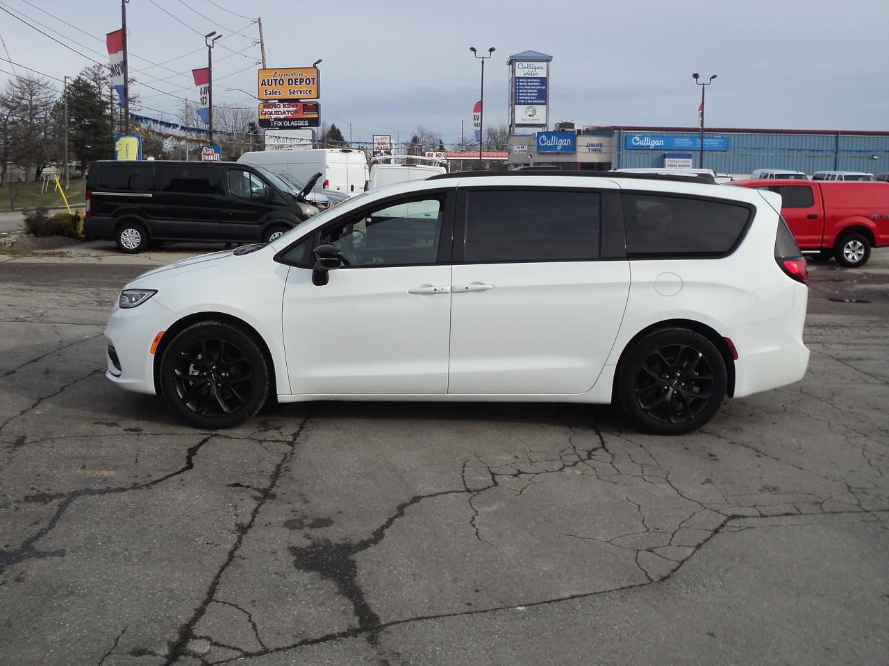 2024 Chrysler Pacifica TOURING-L FWD 3.6L6cyl PanoramicRoof HeatedSeats Photo