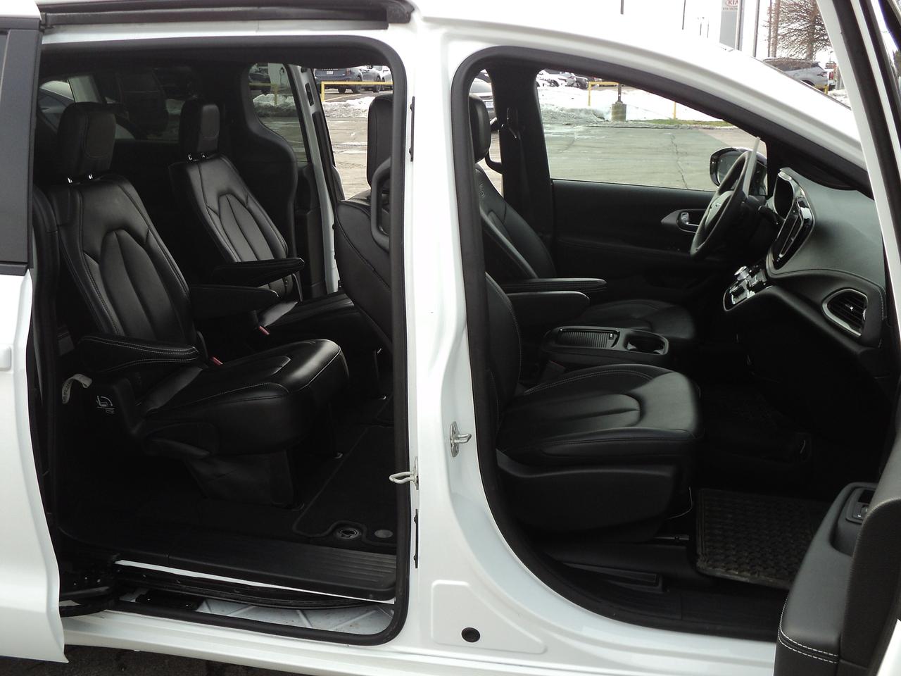 2024 Chrysler Pacifica TOURING-L FWD 3.6L6cyl PanoramicRoof HeatedSeats Photo