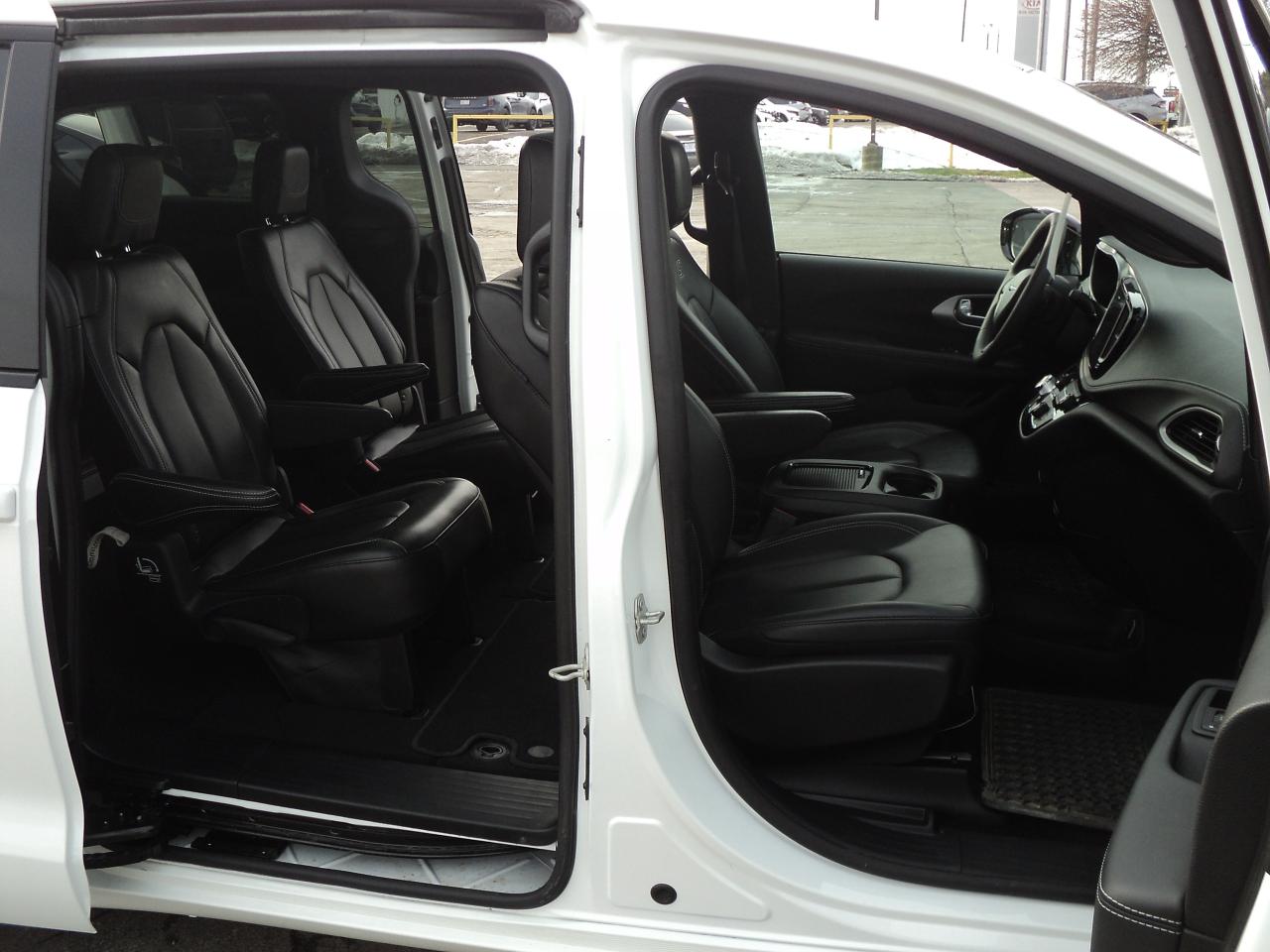 2024 Chrysler Pacifica TOURING-L FWD 3.6L6cyl PanoramicRoof HeatedSeats Photo