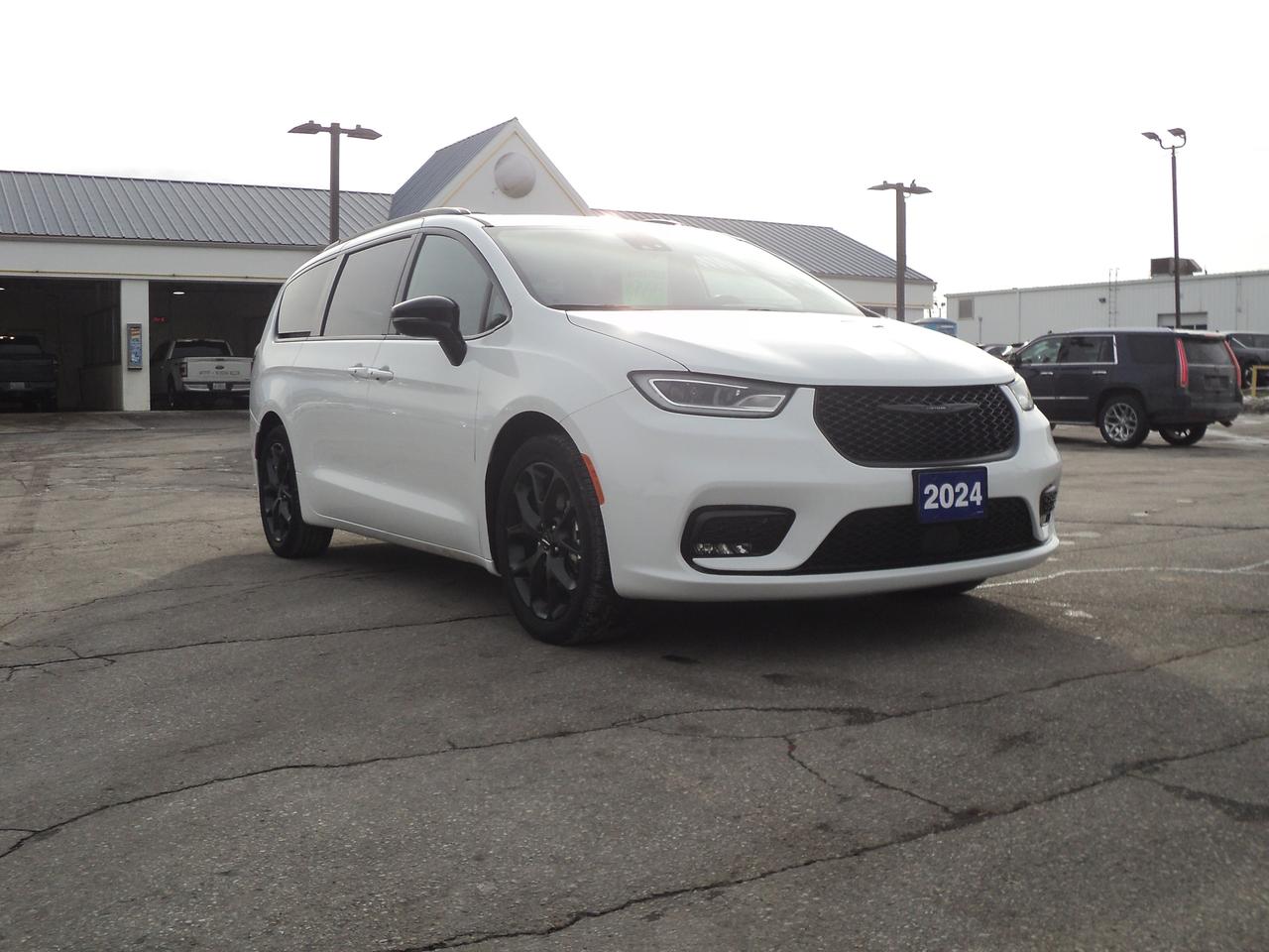 2024 Chrysler Pacifica TOURING-L FWD 3.6L6cyl PanoramicRoof HeatedSeats Photo