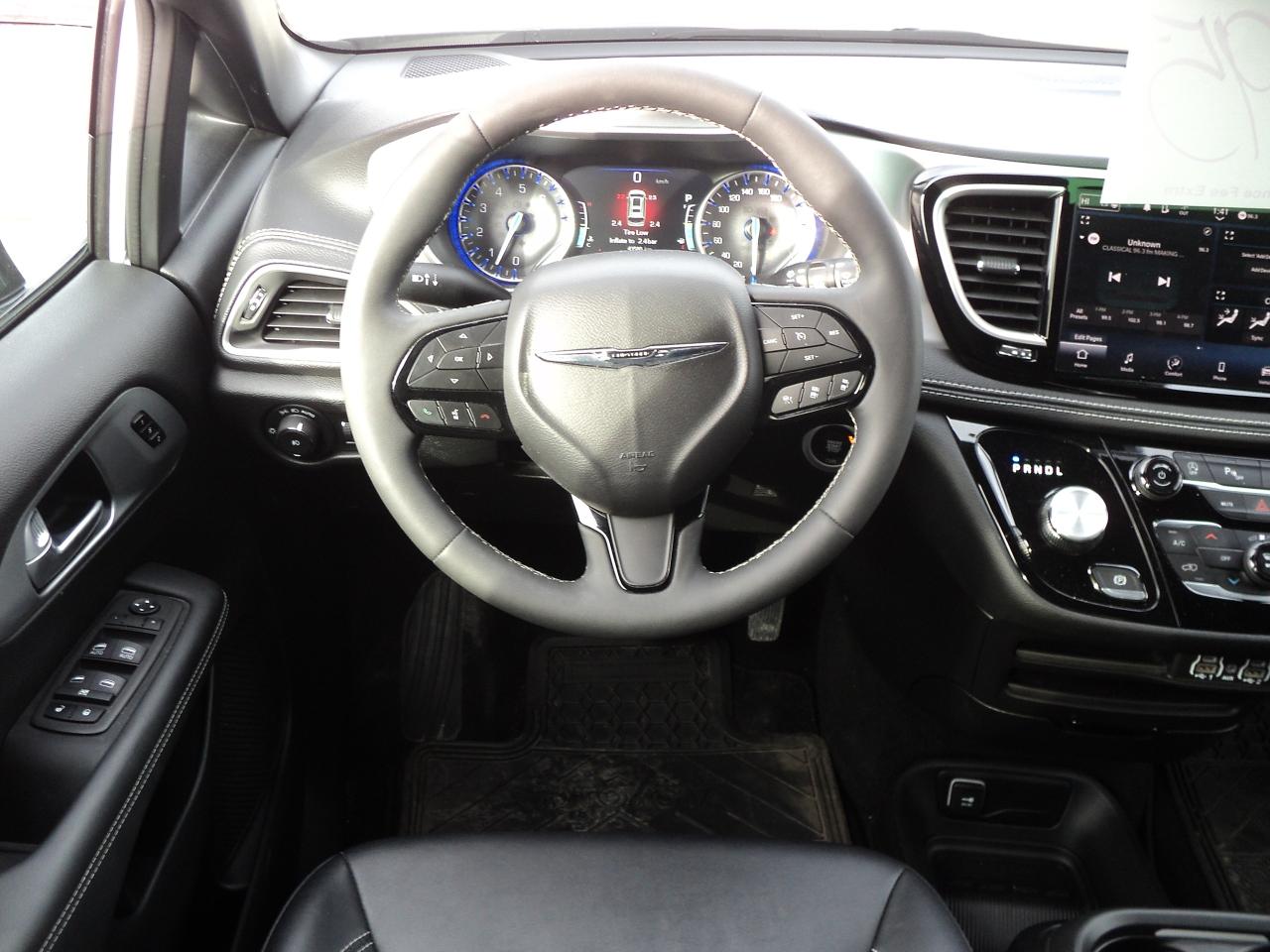 2024 Chrysler Pacifica TOURING-L FWD 3.6L6cyl PanoramicRoof HeatedSeats Photo