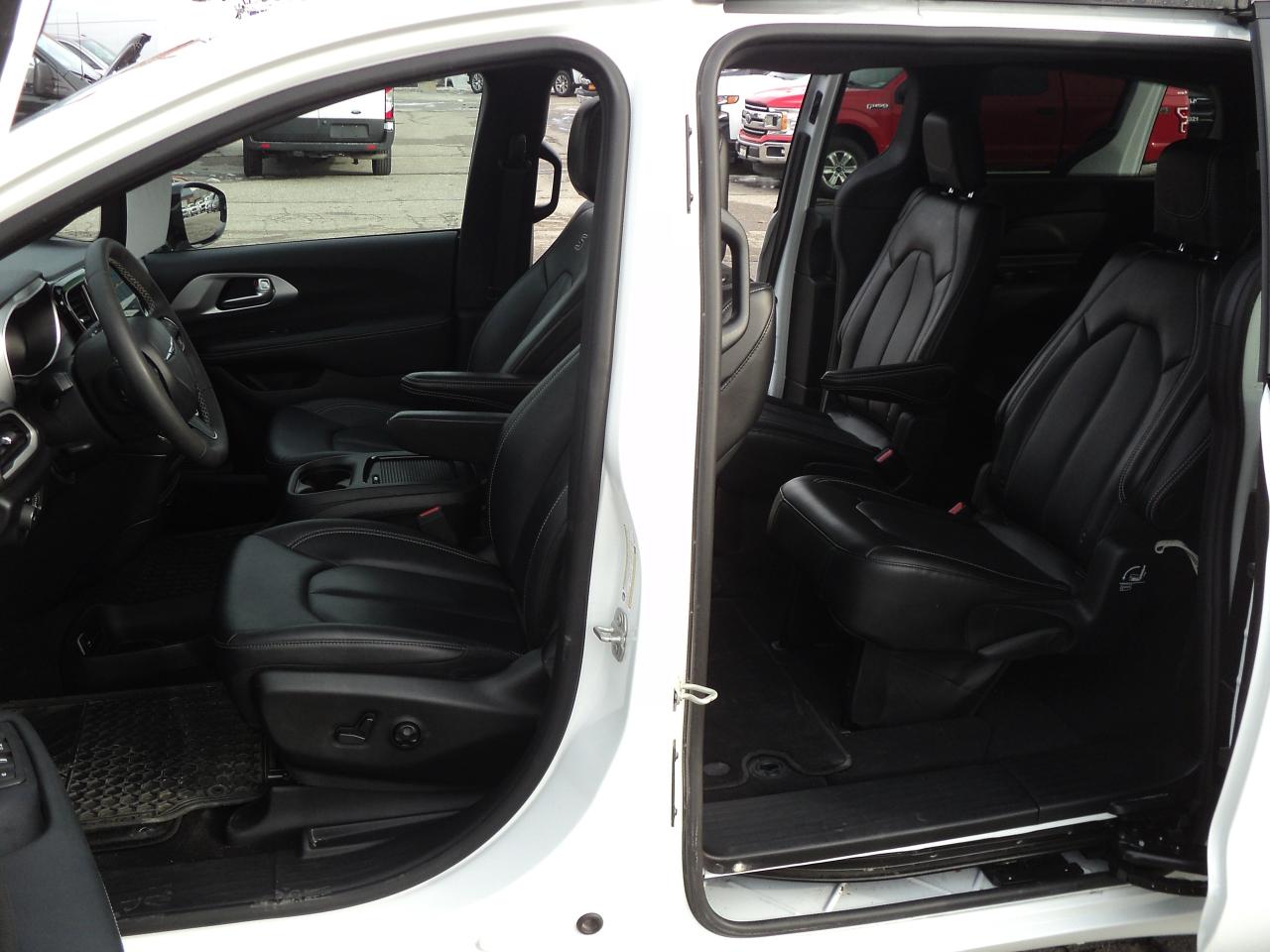 2024 Chrysler Pacifica TOURING-L FWD 3.6L6cyl PanoramicRoof HeatedSeats Photo