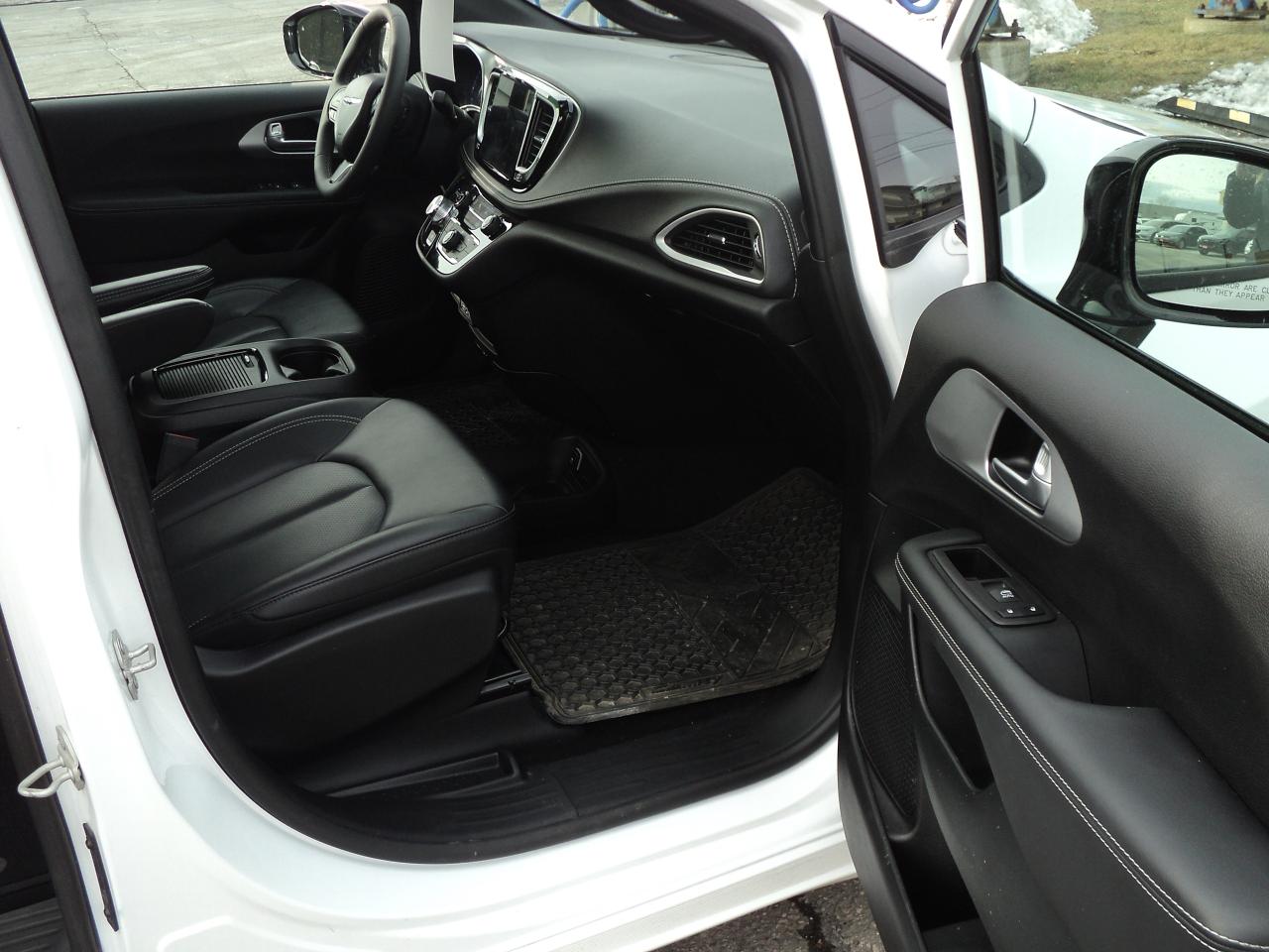 2024 Chrysler Pacifica TOURING-L FWD 3.6L6cyl PanoramicRoof HeatedSeats Photo