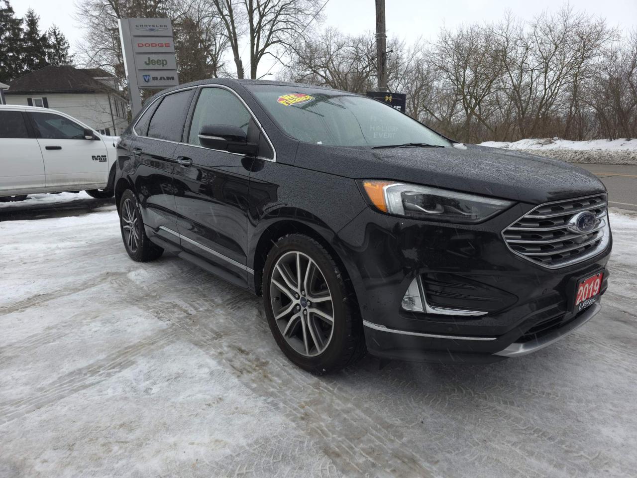 2019 Ford Edge Titanium AWD! LEATHER LOADED! SUNROOF! Photo