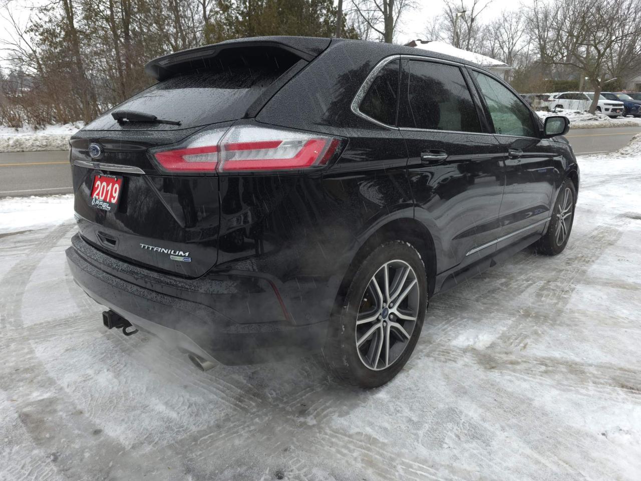 2019 Ford Edge Titanium AWD! LEATHER LOADED! SUNROOF! Photo4