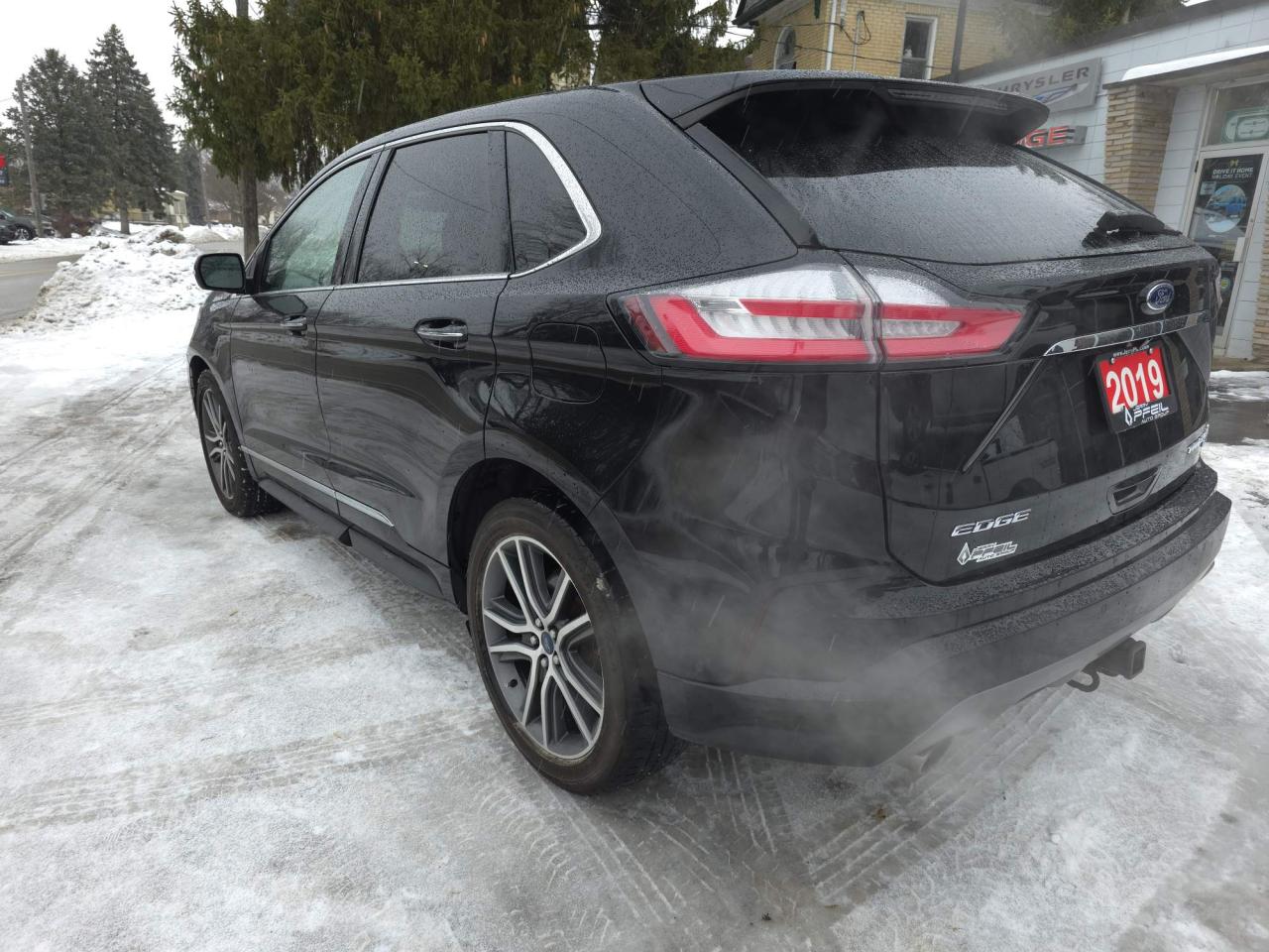 2019 Ford Edge Titanium AWD! LEATHER LOADED! SUNROOF! Photo