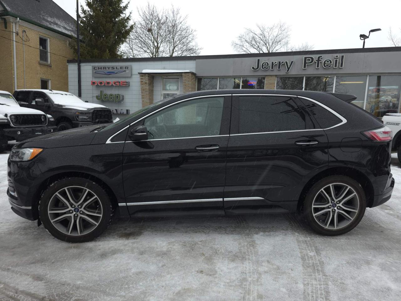 2019 Ford Edge Titanium AWD! LEATHER LOADED! SUNROOF! Photo