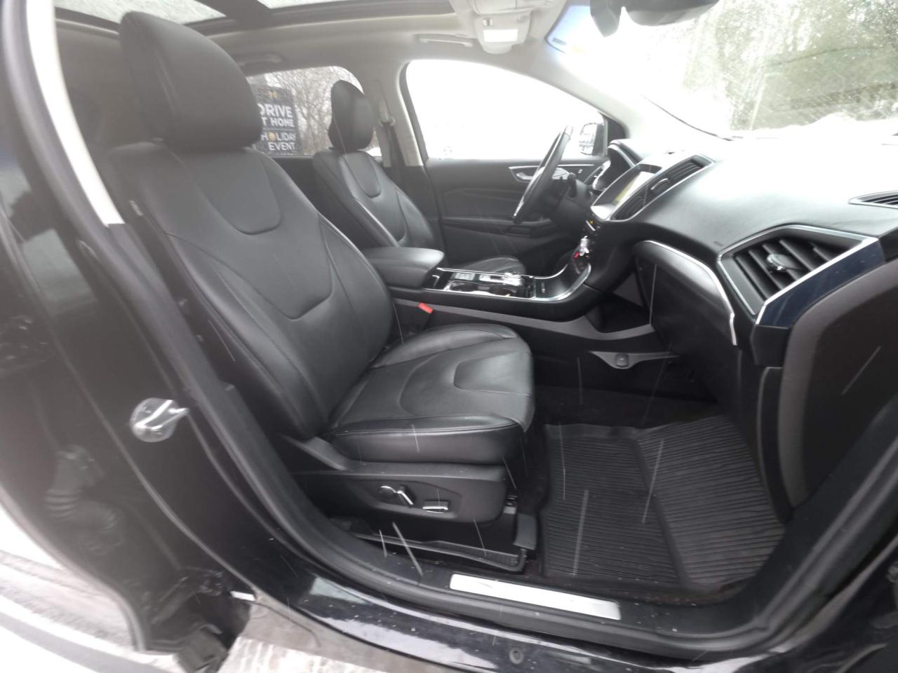 2019 Ford Edge Titanium AWD! LEATHER LOADED! SUNROOF! Photo