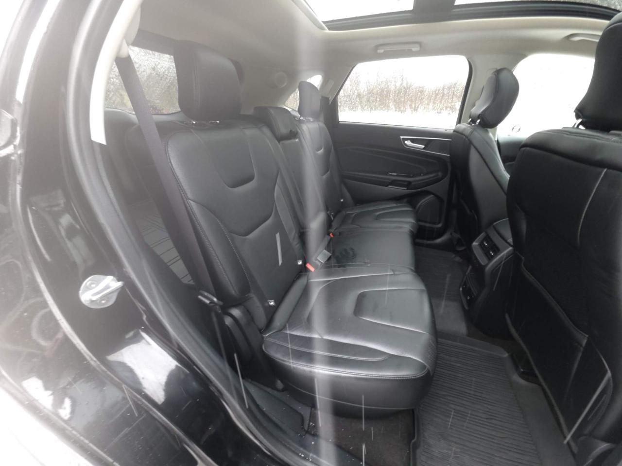 2019 Ford Edge Titanium AWD! LEATHER LOADED! SUNROOF! Photo