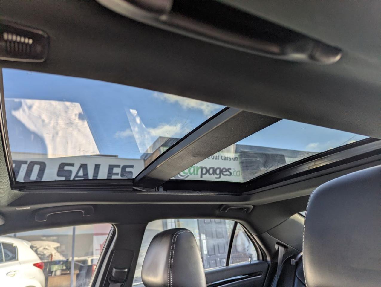 2023 Chrysler 300 300S AWD  NAVIGATION/PANARAMIC SUNROOF!! Photo