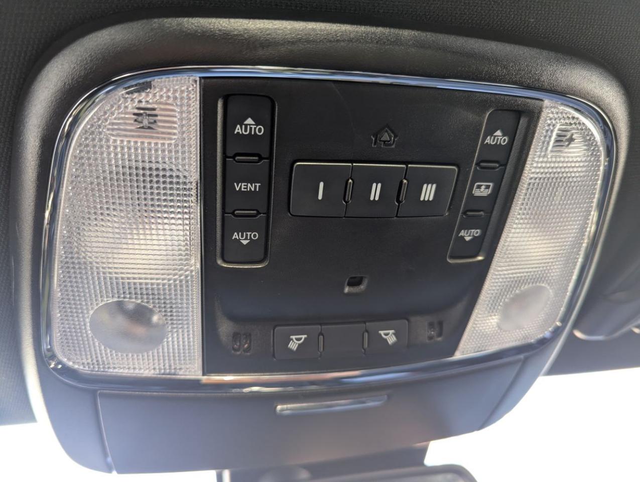 2023 Chrysler 300 300S AWD  NAVIGATION/PANARAMIC SUNROOF!! Photo