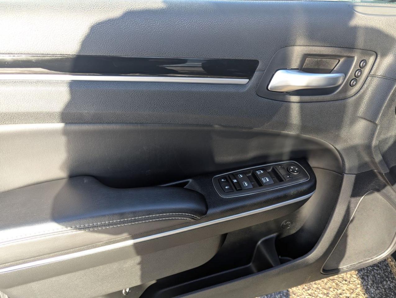 2023 Chrysler 300 300S AWD  NAVIGATION/PANARAMIC SUNROOF!! Photo