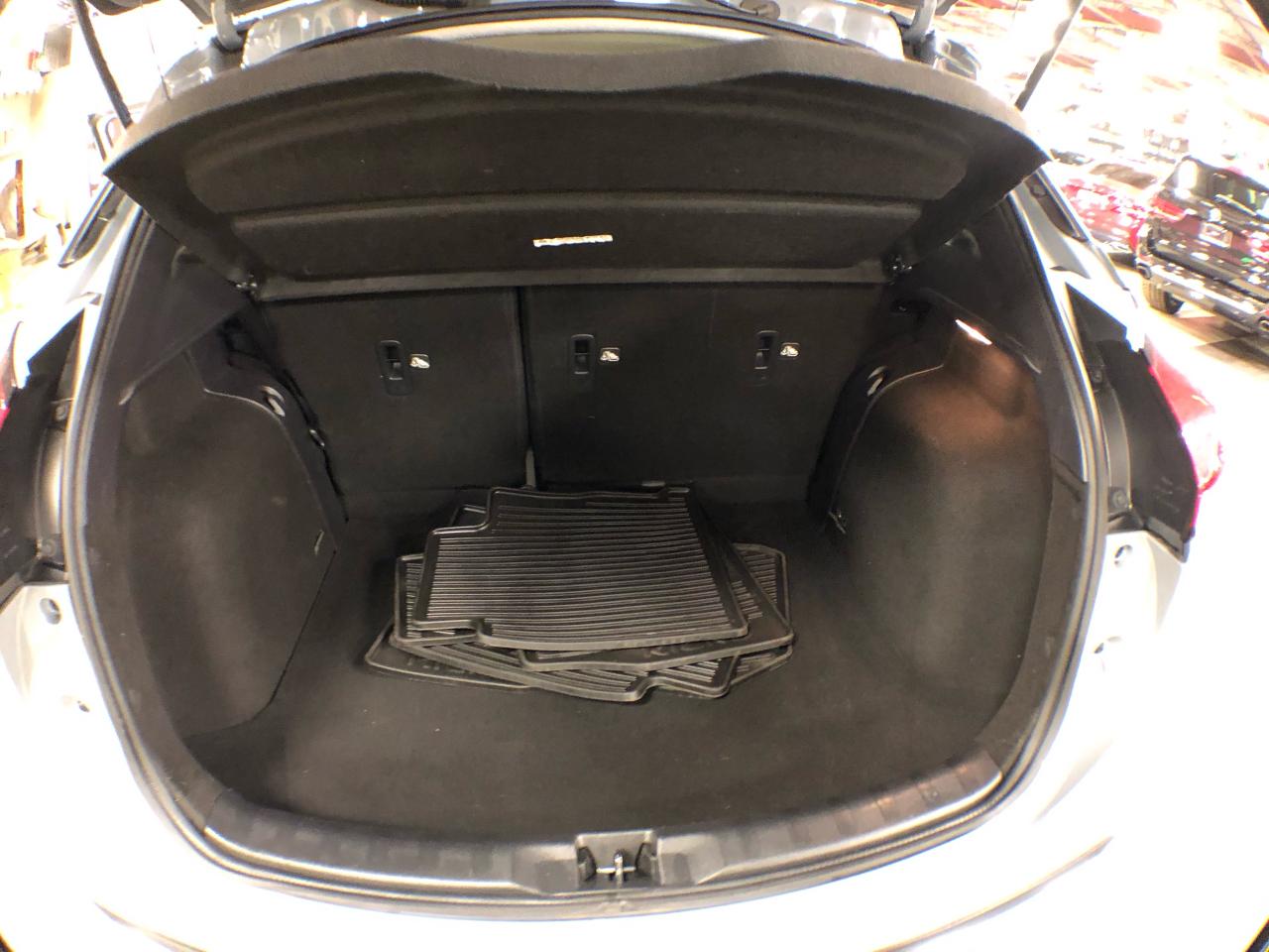 2021 Nissan Kicks SR LEATHER A/C A/CARPLAY L/ASSIST B/SPOT CAMERA Photo