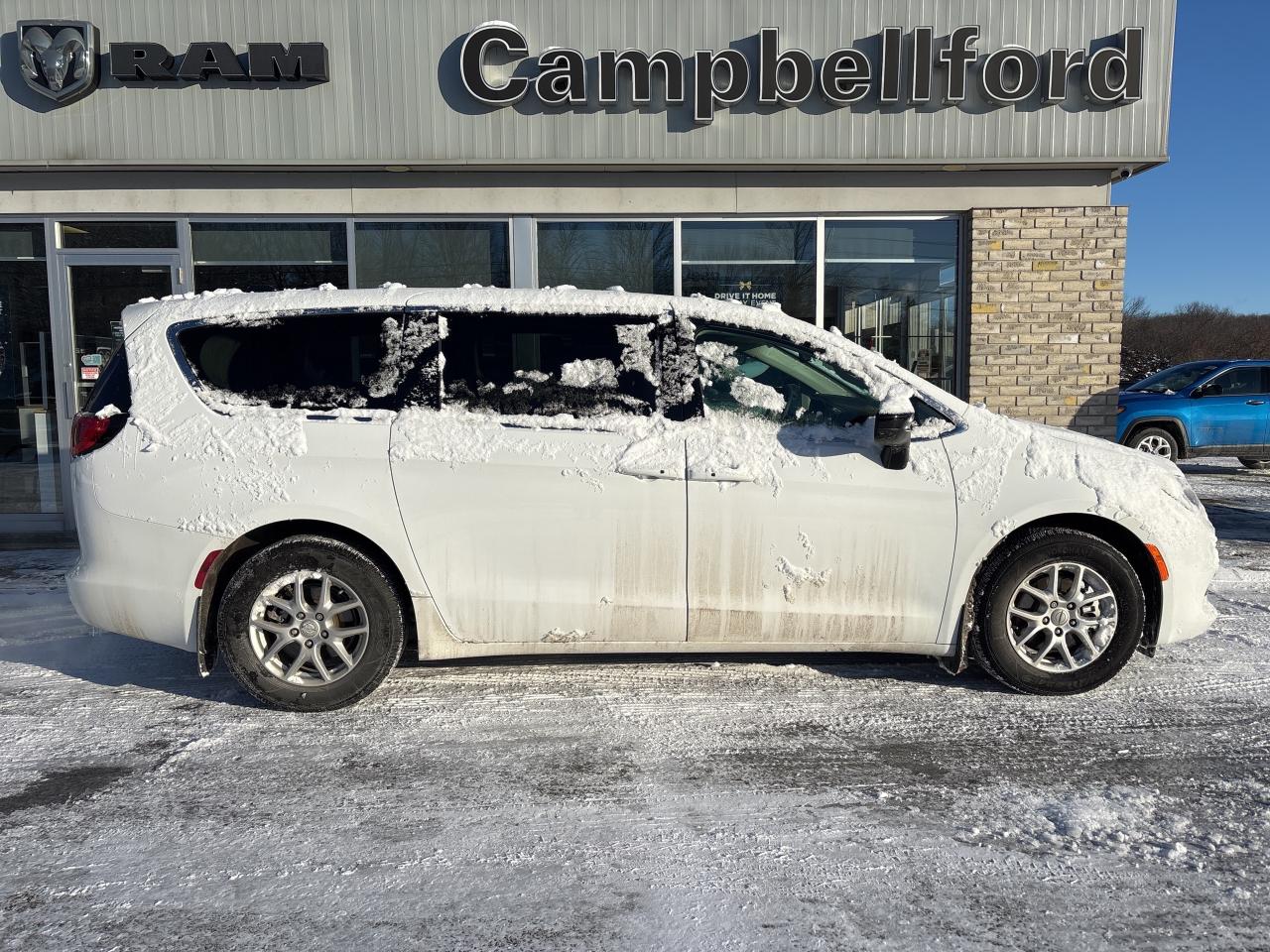 2024 Chrysler Grand Caravan SXT Photo3