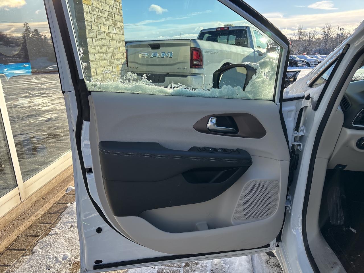 2024 Chrysler Grand Caravan SXT Photo