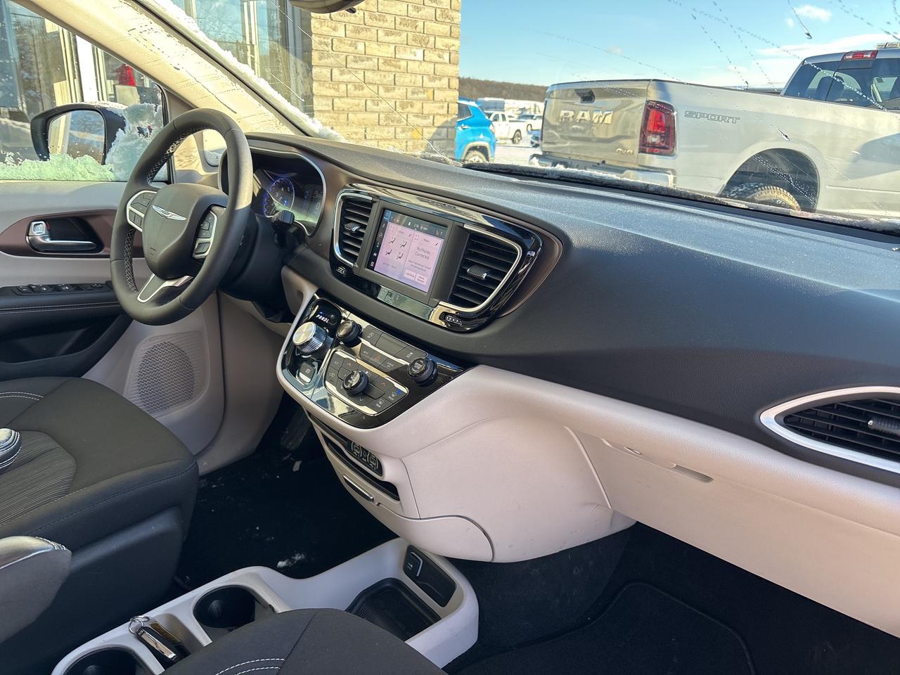 2024 Chrysler Grand Caravan SXT Photo