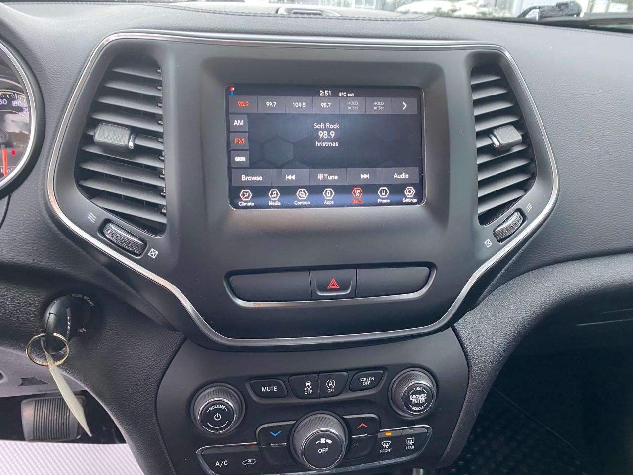 2020 Jeep Cherokee Sport Photo