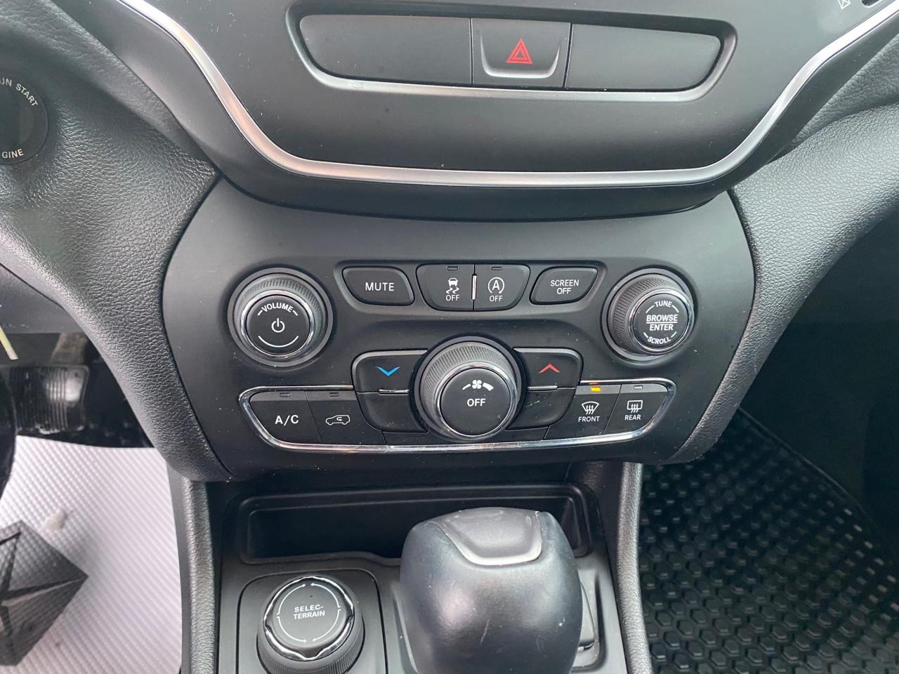 2020 Jeep Cherokee Sport Photo