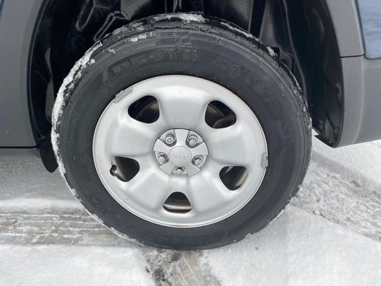 2020 Jeep Cherokee Sport Photo