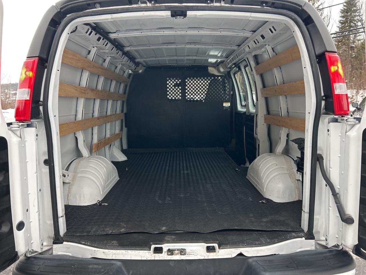 2023 GMC Savana Cargo Van 2500 Photo