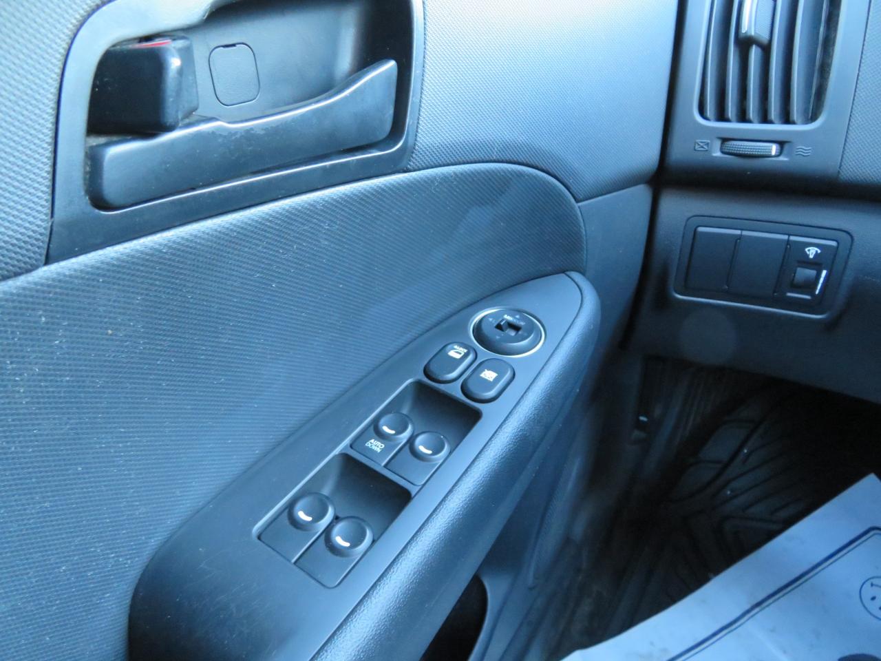 2011 Hyundai Elantra Touring 4dr Wgn Auto GL Photo