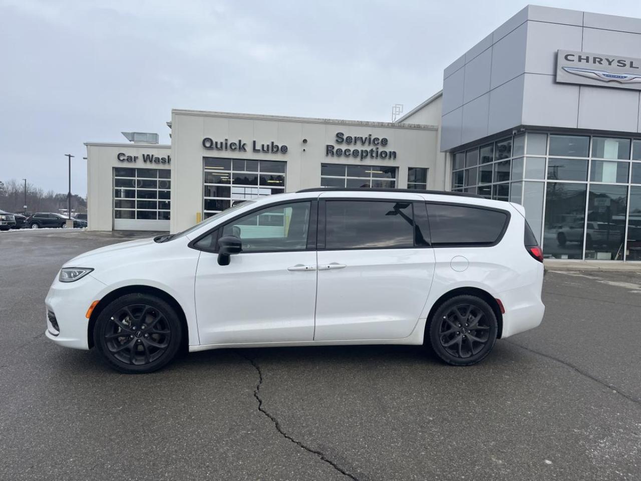2024 Chrysler Pacifica TOURING-L FWD Photo2