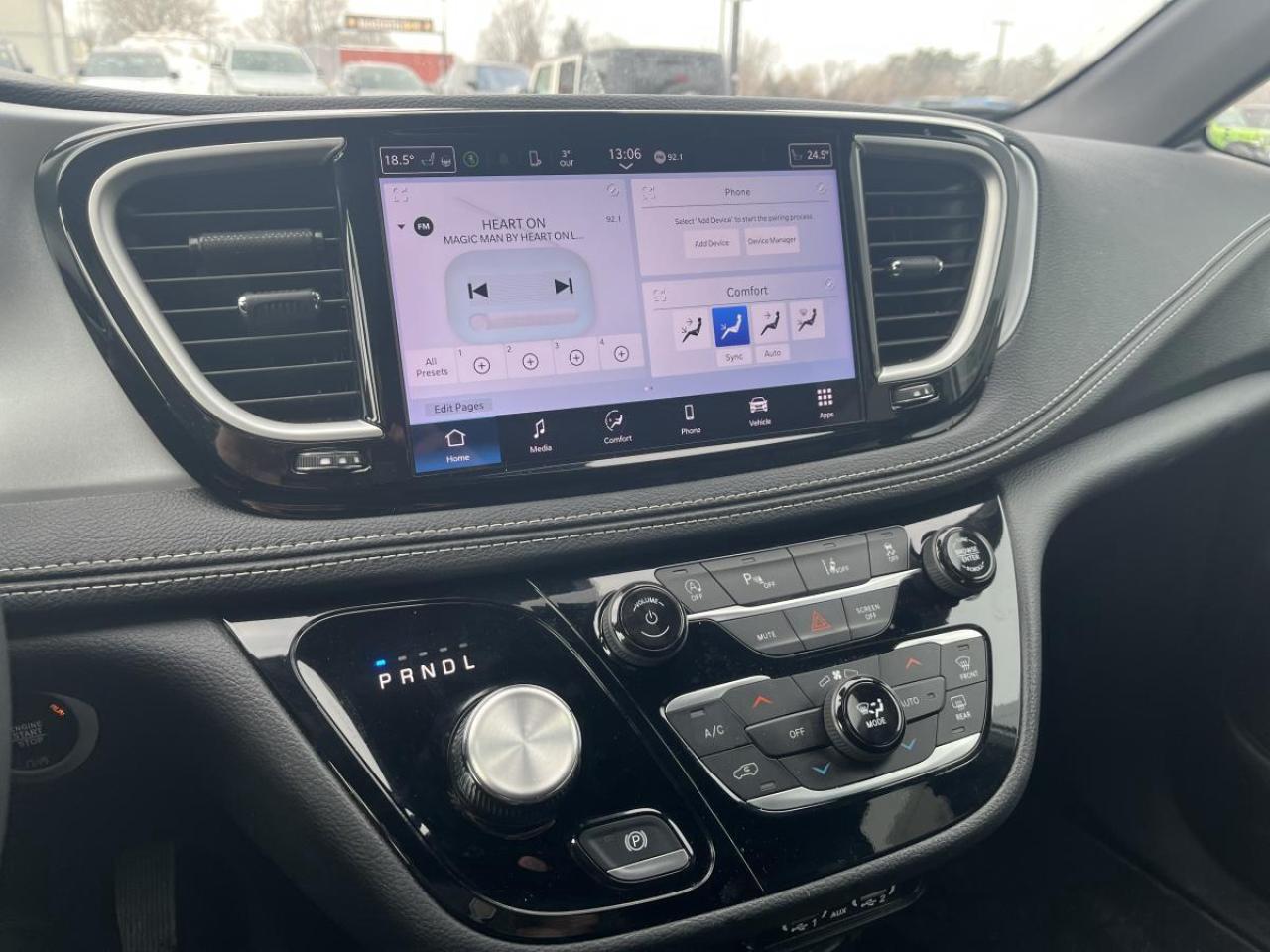 2024 Chrysler Pacifica TOURING-L FWD Photo