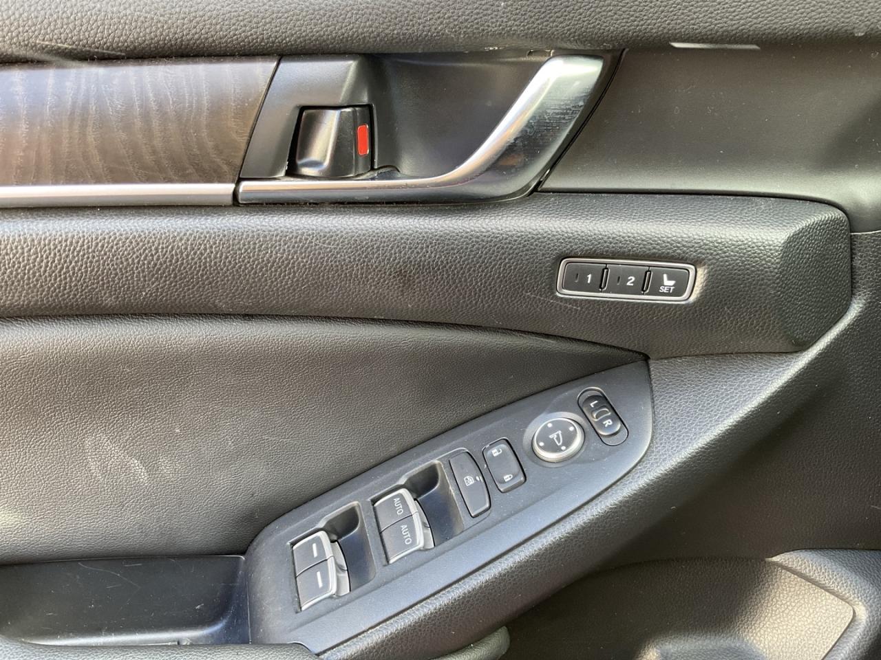 2020 Honda Accord Touring - LTHR! NAV! BACK-UP CAM! BSM! REMOTE STAR Photo